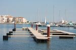 Découvrez sur tribord une jolie baie où il n'est pas possible de mouiller l'été : la Grande Conque et sa plage de sable noir au Cap d'Agde.