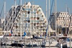 Au départ le port prévoit 1.000 places, pris d'assaut dès la fin  des travaux (aujourd'hui, 1.500 bateaux y sont amarrés et un projet  prévoit d'en ajouter 800)
