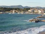 Sur la commune de Six Fours les Plages, la Coudoulière est un petit port Le long d'une plage et protégé par deux digues en enrochements