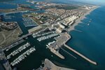 Vue aérienne du port de plaisance de Port Barcares, ses pontons, ses bateaux, voiliers, semi rigides, vieux gréements